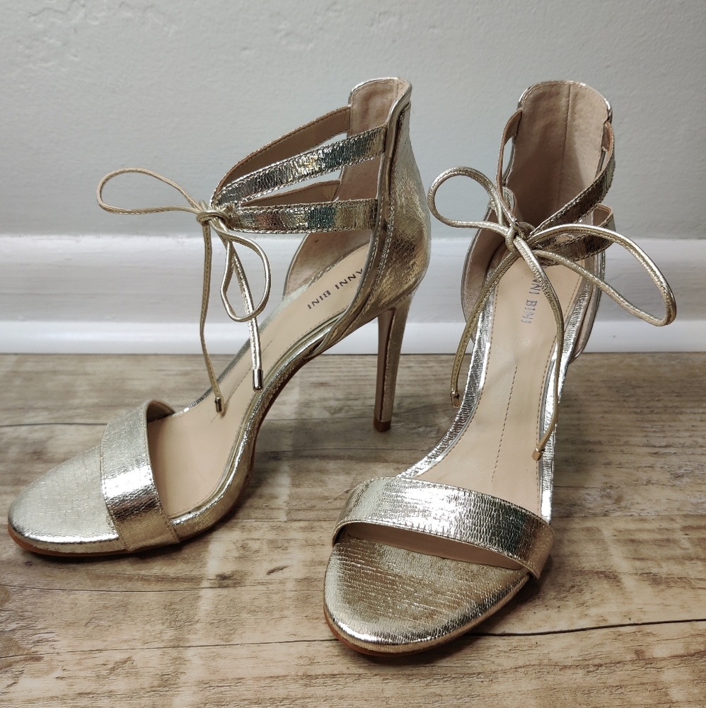 Gianni Bini Metallic gold ankle tie heel size 10 - Picture 1 of 4
